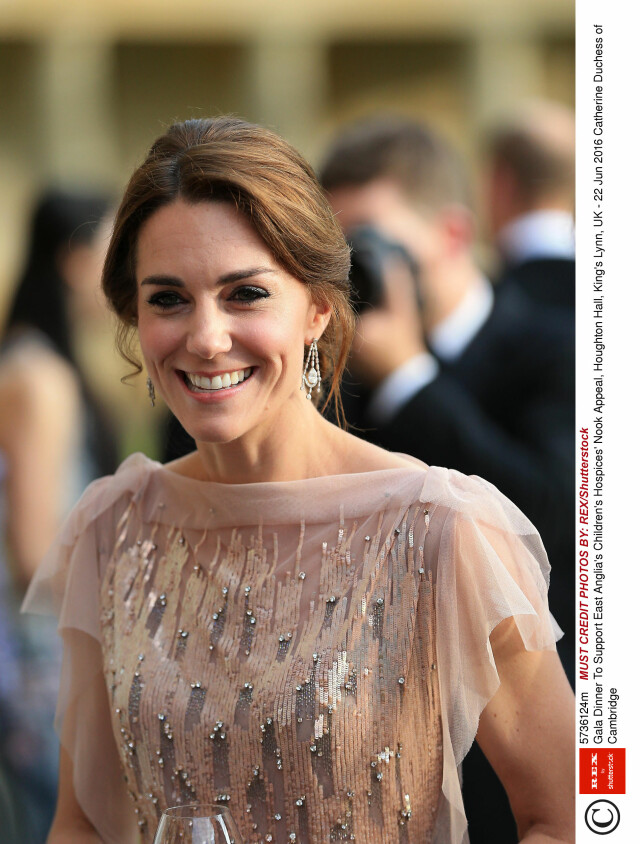 STRÅLTE: Hertuginne Kate har feiret fem års bryllupsdag og fått to barn med prins William etter at hun brukte Jenny Packham-kjolen første gang. Forrige uke tok hun seg nok en gang flott ut i kreasjonen. Foto: Rex Features STRÅLTE: Hertuginne Kate har feiret fem års bryllupsdag og fått to barn med prins William etter at hun brukte Jenny Packham-kjolen første gang. Forrige uke tok hun seg nok en gang flott ut i kreasjonen. Foto: Rex Features